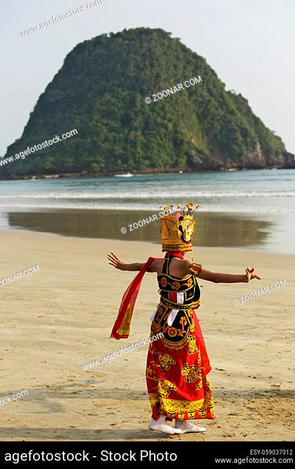 MERAH BEACH, BANYUWANGI, INDONESIA - May, 24, 2015 : Unidentified Indonesia folk dancers perform their traditional folk dance in the coastline of Merah Beach