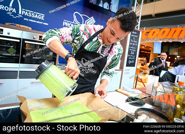08 June 2022, Hamburg: Prince Damien Ritzinger, singer & musical performer, preparing his low carb salmon roll. To give a little help to the Hamburg food bank...