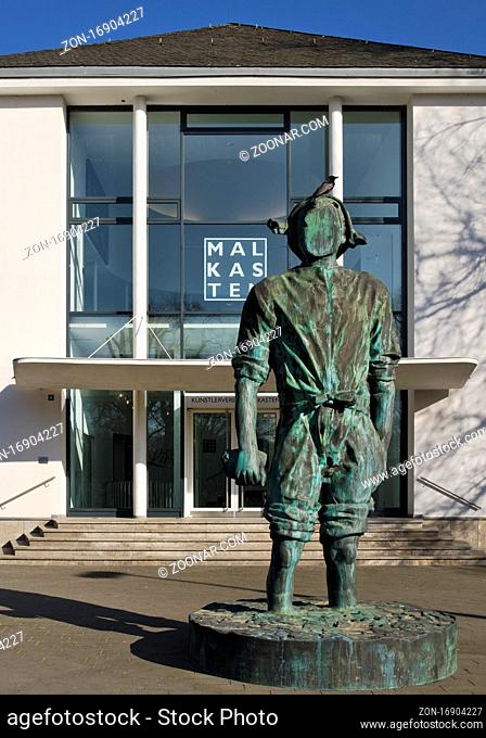 Hentrichhaus mit Skulptur von Thomas Schuette Mann ohne Gesicht, Malkasten, Duesseldorf, Nordrhein-Westfalen, Deutschland, Europa