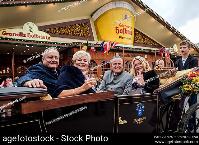 25 September 2022, Baden-Wuerttemberg, Stuttgart: Joachim Rukwied (l-r), President of the German Farmers' Association, sits in a carriage with his wife Kathrin