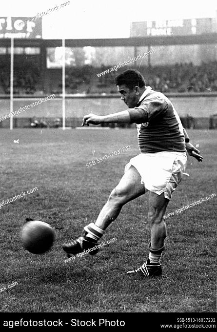 Puig-Aubert kicks for goal. May 11, 1955