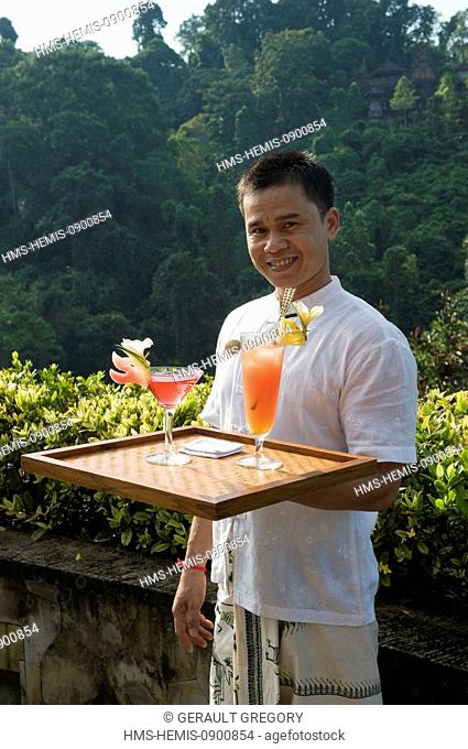 Indonesia, Bali, Ubud, Buahan Payangan, Ubud Hanging Gardens hotel group Orient Express server with two cocktails
