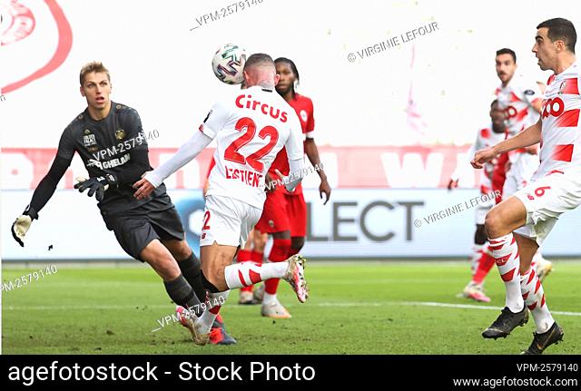 Standard's Maxime Lestienne (C) scores the 1-1 goal during a soccer match between Royal Antwerp FC and Standard de Liege, Sunday 08 November 2020 in Deurne