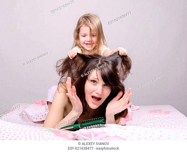My daughter pulls her hair mom