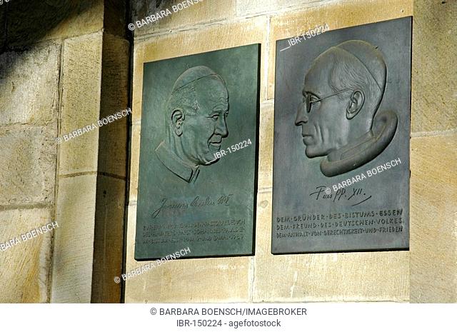 Portraits of popes John Paul and Pius, founder of the bishopric, Essen Cathedrale, Essen, North Rhine-Westphalia, Germany