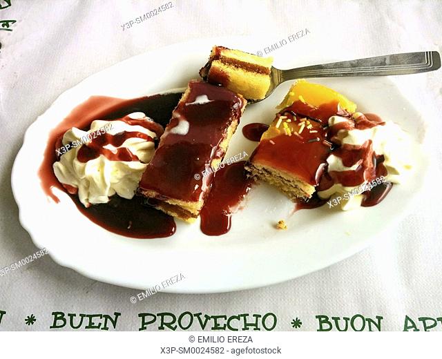 Sponge cake with coulis and cream