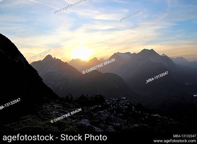 Sunset in the direction of the Wetterstein Mountains, Arnspitze on the left, Wetterstein in the middle, Zugspitze in the background