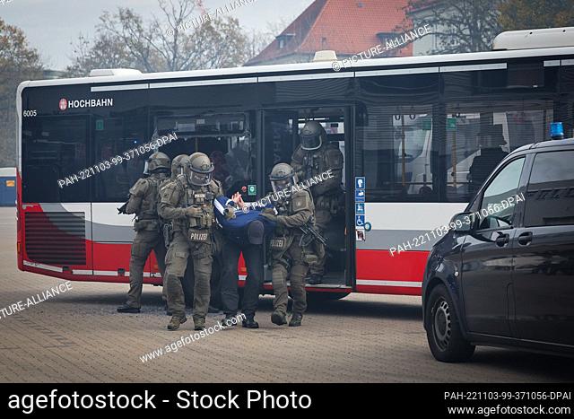 03 November 2022, Hamburg: Task forces of the Hamburg Police Special Operations Command (SEK) demonstrate a possible operational scenario for dealing with a...