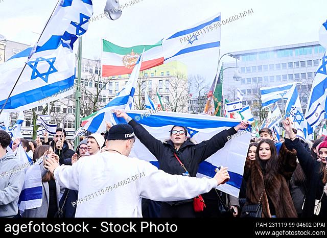19 November 2023, Berlin: Demonstrators sing pro-Jewish songs and wave Israeli flags at the ""Jewish Life Berlin"" demonstration for Israel and against...