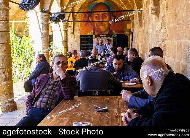 CYPRUS, NICOSIA - 14 de diciembre de 2023: Los ciudadanos visitan un café en Buyuk Han, un caravanserai del siglo XVI (en la calle)