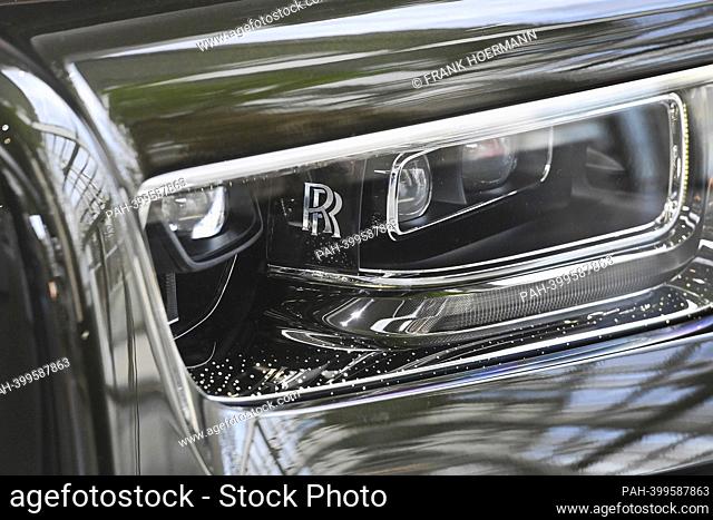 RR lettering in the front headlight of a Rolls Royce Phantom Extended. In-kind recording, close up, 03/13/2023. ?. - Munich/Bayern/Deutschland