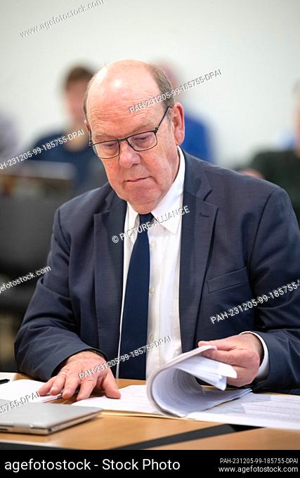 05 December 2023, Bremen: Andreas Cors, state election officer in Bremen, sits in the courtroom of the Bremen Administrative Court in the Justice Center on Wall...