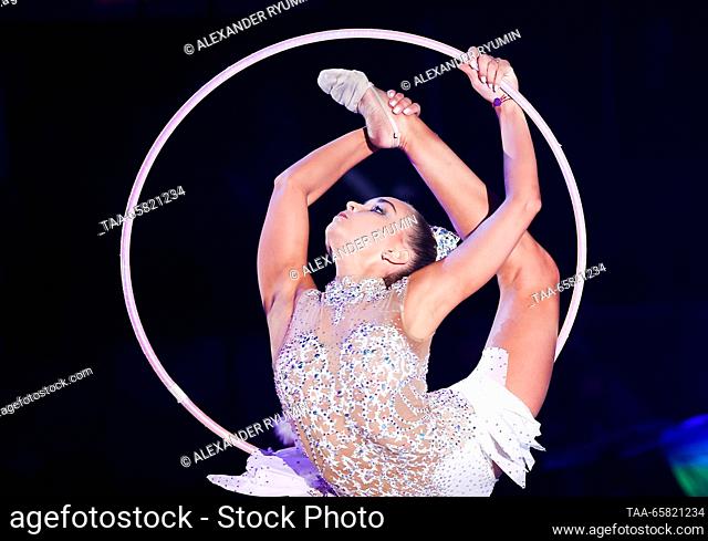 RUSSIA, NIZHNY NOVGOROD - DECIEMBRE 16, 2023: Gimnasta rítmica Arina Averina realiza durante el show de gimnasia del Lago de Swan en el complejo cultural y de...