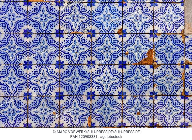14.05.2019, Lisbon, capital of Portugal in the Iberian Peninsula in the spring of 2019. A tile sign with typical Portuguese tiles on a house in the Calçada da...