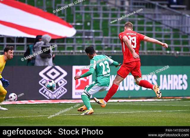 goal for 0-3: Alexander Soerloth (RBL, r) scores versus goalwart Jiri Pavlenka (Bremen, l) and Theodor Gebre Selassie (Bremen). GES / Football / 1