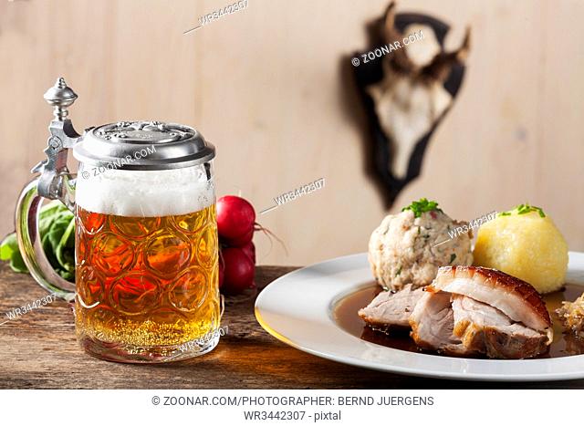 Bayerische Schweinebraten mit Bier