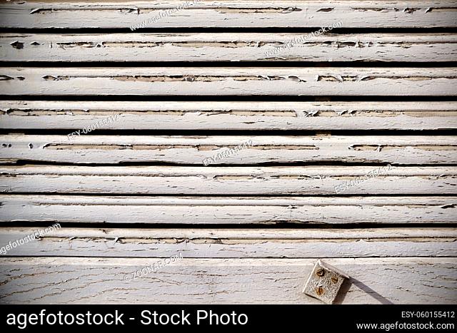 Die Nahaufnahme einer alten hölzernen und ausbleichenden Holzjalousie