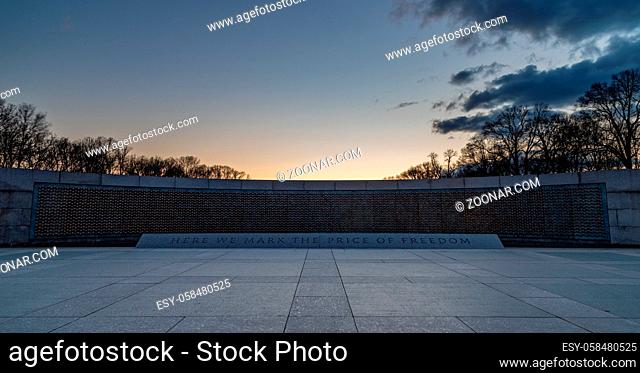 A picture of the World War II Memorial at sunset (Washington)