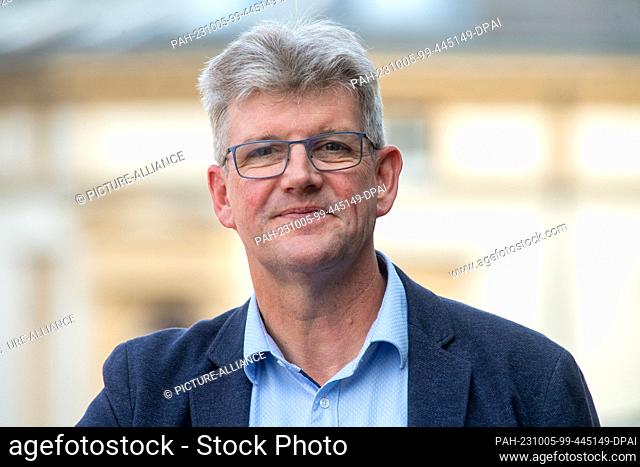 04 October 2023, Mecklenburg-Western Pomerania, Stralsund: Leon Kräusche, mayor of Sassnitz, stands in Stralsund. When it comes to the question of the need for...
