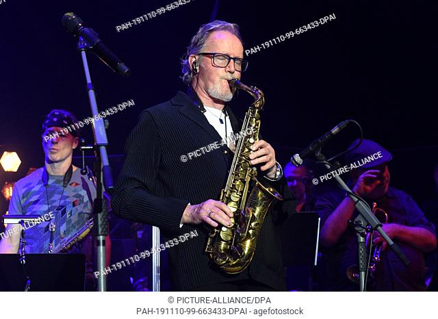 07 November 2019, Bavaria, Munich: The musician John Helliwell appears at a concert of the Mandoki Soulmates in the Cirkus-Krone-Bau