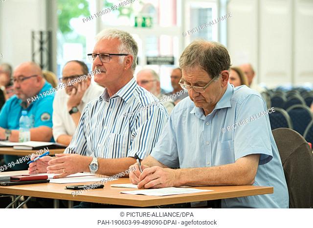03 June 2019, Saarland, Ensdorf: Armin König (CDU) and Hubert Ulrich (Grüne) are at the meeting to discuss the increase in mine water in the Saar region...