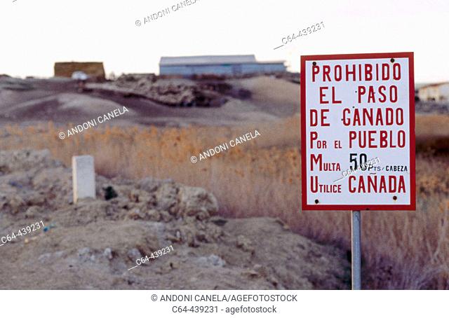 Sign forbidding transhumant sheep to cross the town. Cañada Real de los Roncaleses. Bardenas Reales. Navarre, Spain