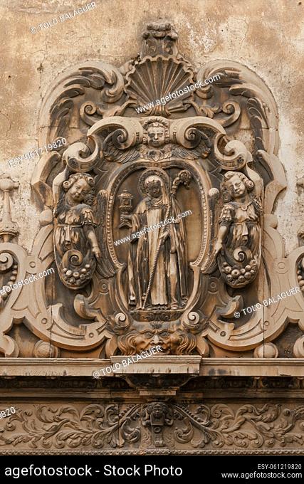 medallón que contiene un relieve que representa la imagen de Santa Clara situado en el portal de dintel, data de 1671 , convento de Santa Clara de Palma