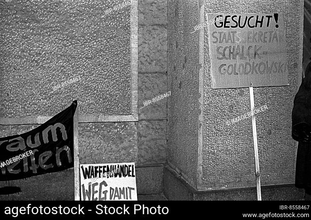 GDR, Berlin, 03. 12. 1989, protest against the SED regime in front of the ZK of the SED building, inside the ZK of the SED is meeting