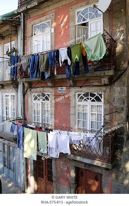 Tenement housing, Rua de Miragaia, Douro riverfront, Oporto, Portugal, Europe