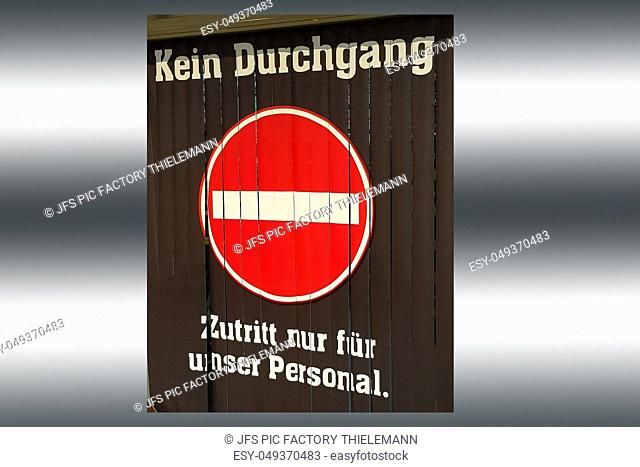 Slat curtain with inscription in German - only for personnel