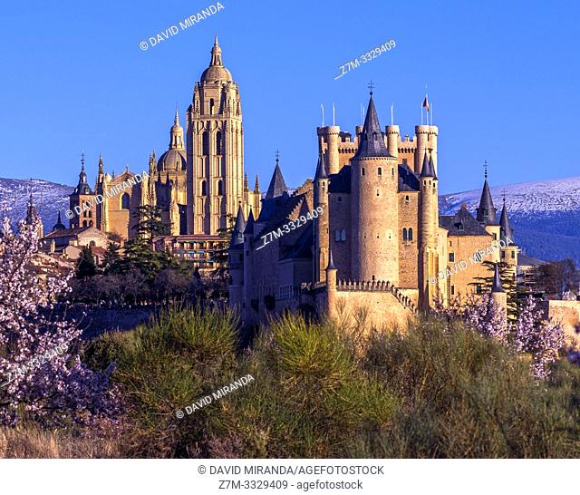 Vista primaveral de Segovia con su catedral y su alcázar. España