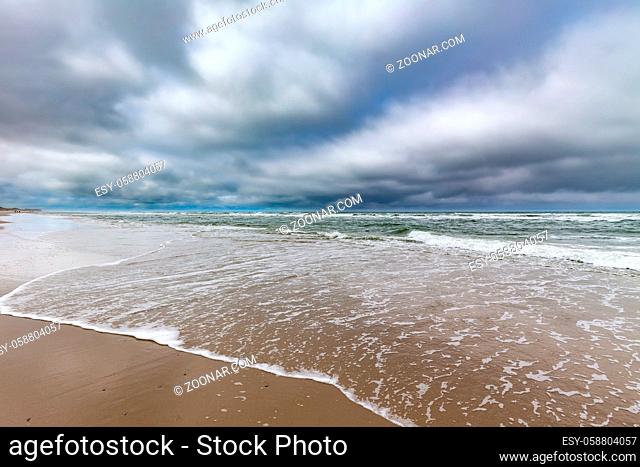 Strand von Juist, Ostfriesische Inseln, Deutschland. Clouds over the beach on Juist, East Frisian Islands, Germany