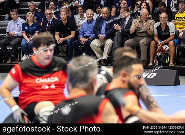 10 September 2023, North Rhine-Westphalia, Duesseldorf: Prince Harry watches France (white) and Great Britain (blue) face off in wheelchair rugby at the...