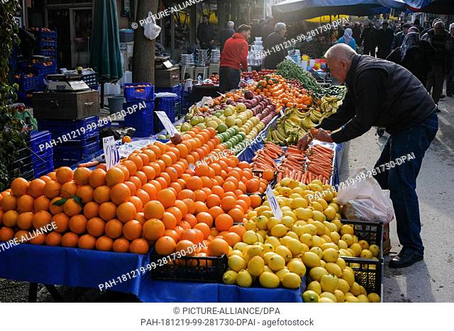 11 December 2018, Turkey, Tire: Market day in Tire in the Turkish province of Izmir. Fresh fruit and vegetables are offered in a large selection