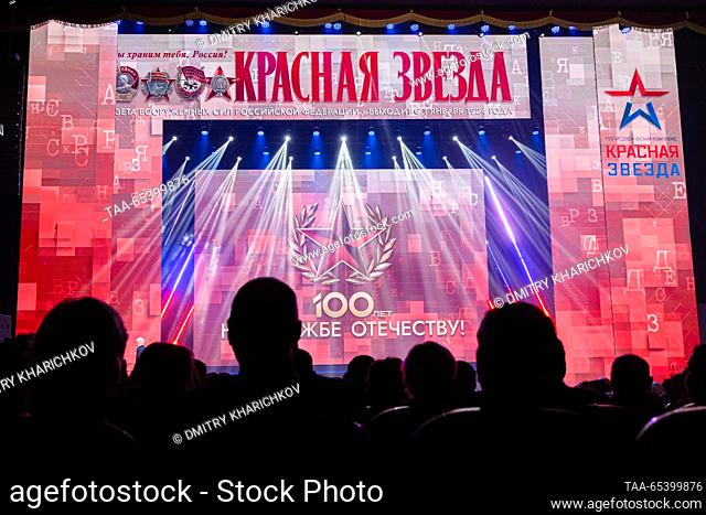 RUSSIA, MOSCOW - 1 de diciembre de 2023: Un concierto que conmemora el centenario de la fundación del periódico y editorial Krasnaya Zvezda se celebra en el...