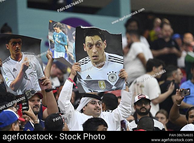 Feature, fan in traditional Arabic attire holds up photo of Mesut OEZIL (Ozil) (former soccer player). Costa Rica (CRC) - Germany (GER), group phase group E