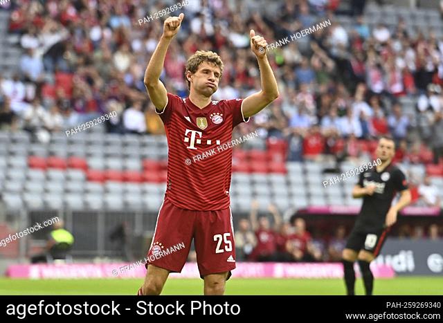 Thomas MUELLER (MULLER, FC Bayern Munich), gesture, thumbs up, thumbs up, action, single image, trimmed single motif, half figure, half figure