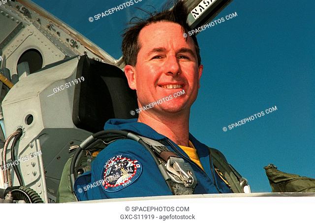 10/26/1998 --- STS-95 Mission Specialist Stephen K. Robinson, arrives at Kennedy Space Center's Shuttle Landing Facility aboard a T-38 jet as part of final...