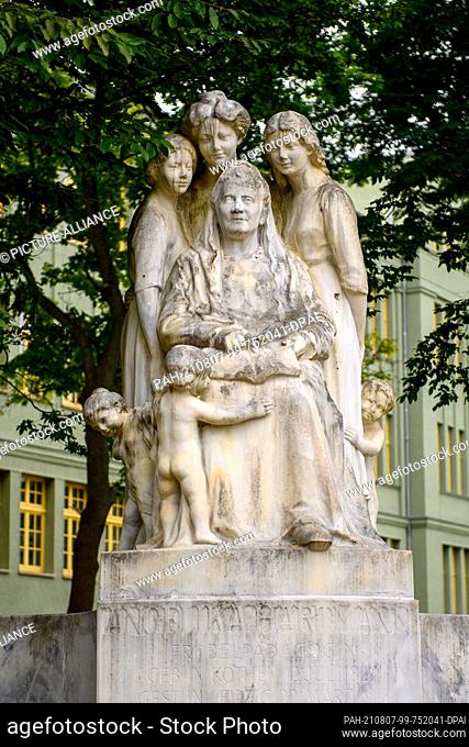 28 July 2021, Saxony-Anhalt, Köthen (Anhalt): The Angelika Hartmann Monument. Angelika Hartmann was born in Köthen in 1829 and founded the first...