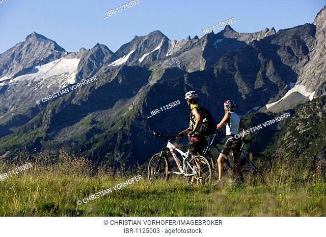 Mountain bikers having a break, Zillertal Alps, Mayerhofen, North Tyrol, Austria, Europe