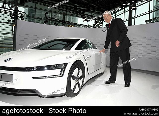 ARCHIVE PHOTO: Martin WINTERKORN turns 75 on May 24, 2022, The Management Chairman CEO of Volkswagen AG, Dr. Martin WINTERKORN, poses in front of an XL1