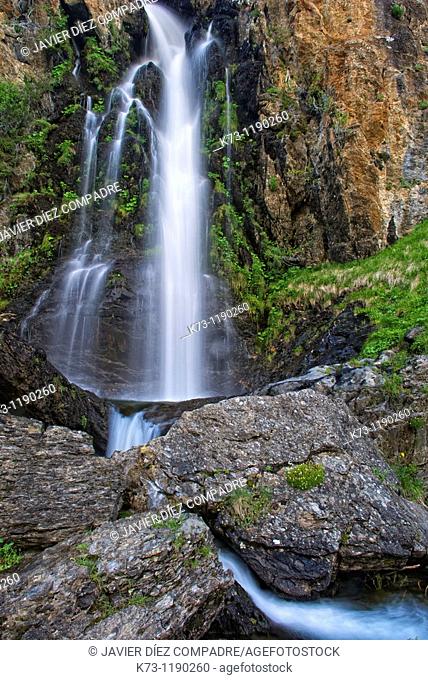 Waterfall  Mazobre Valley  Fuentes Carrionas y Fuente Cobre-Montaña Palentina Natural Park. Palencia province, Castilla y Leon, Spain