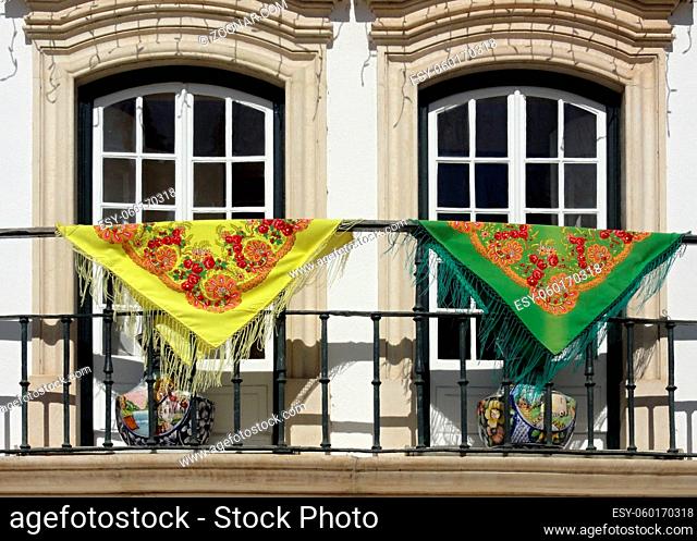 Typische Fenster und Balkon in Portugal