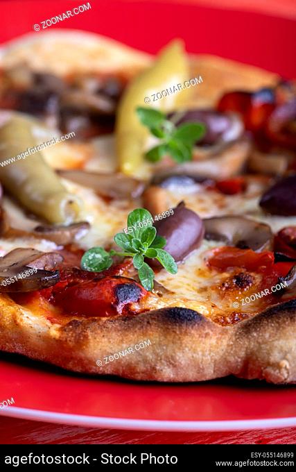 frische Pizza auf rotem Hintergrund