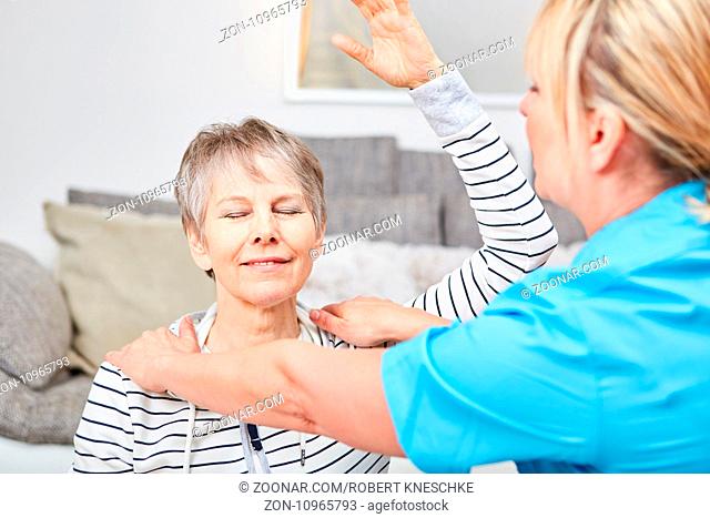 Seniorin macht eine Reha Übung für die Arme in der Ergotherapie