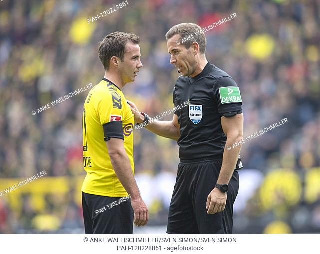 referee Tobias STIELER r. in conversation with Mario GOETZE (Gv? tze, DO), Soccer 1.Bundesliga, 33.matchday, Borussia Dortmund (DO) - Fortuna Dusseldorf (D) 3:...