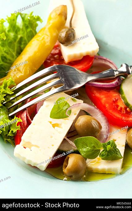 frischer griechischer Salat mit Oliven