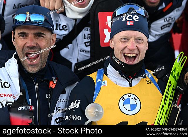 14 February 2023, Thuringia, Oberhof: Biathlon, World Championship, Individual 20 km, Men. Norwegian biathlon coach Siegfried Mazet (l) and winner Johannes...