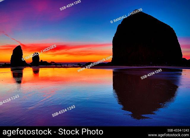USA, Oregon, Cannon Beach, View of sunset afterglow over Haystack Rock