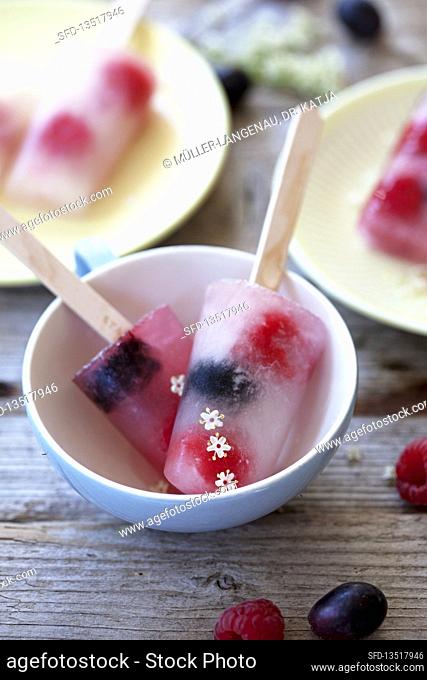Icepops with elderflowers and fruit